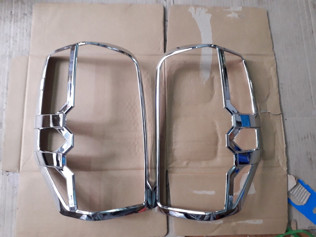 ỐP CHỐNG TRẦY ĐÈN HẬU XE TRITON CROM